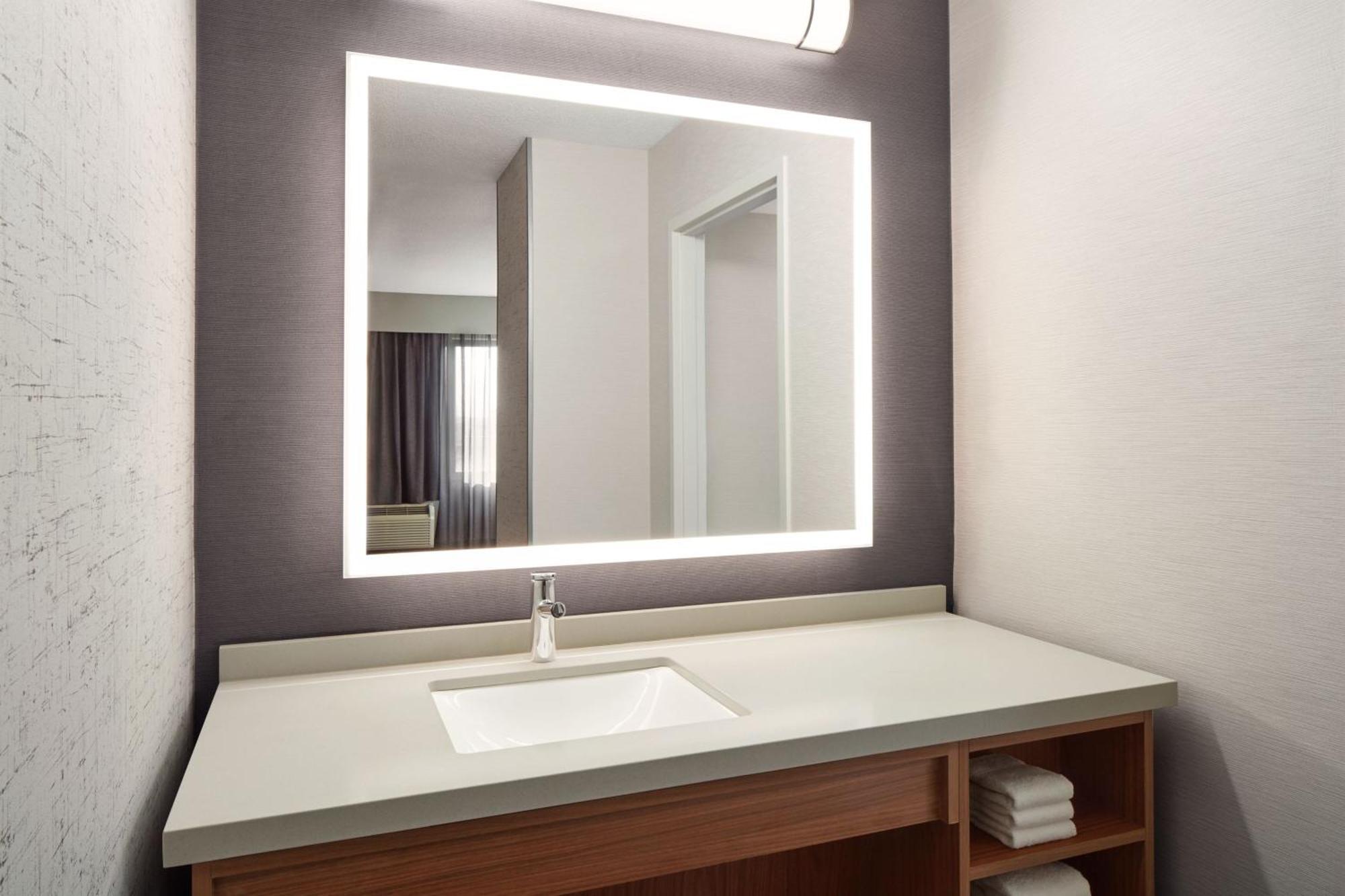 Courtyard By Marriott Mississauga-airport Corporate Centre West Hotel 3*
